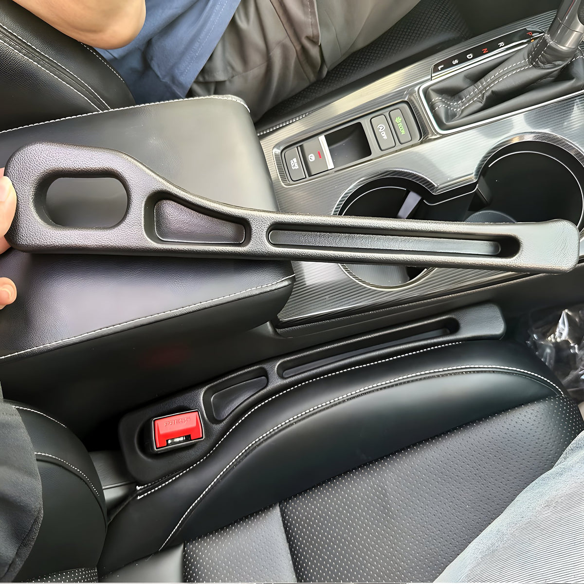 Organiseur Lysora installé entre le siège et la console d'une voiture à intérieur gris